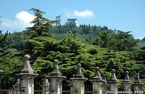 panoramica del castello dal paese di Illasi - strada del vino soave