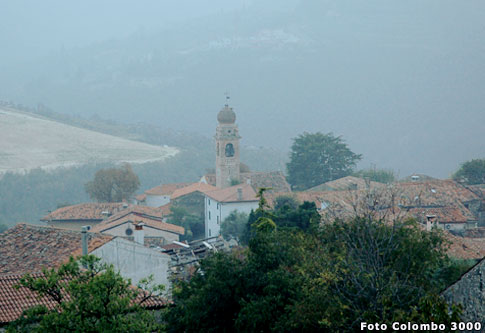 vista autunnale della chiesa di Mezzane - strada del soave