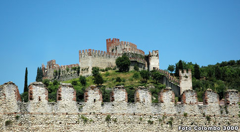 particolare del castello - strada del vino soave